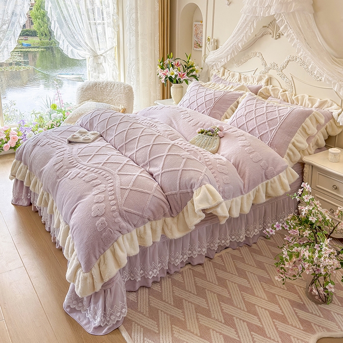 91家纺网 家纺一手货源 找家纺 宜凡家纺 2025新款兔绒提花牛奶绒夹棉床盖四件套（森林密语） 森林密语 浅紫