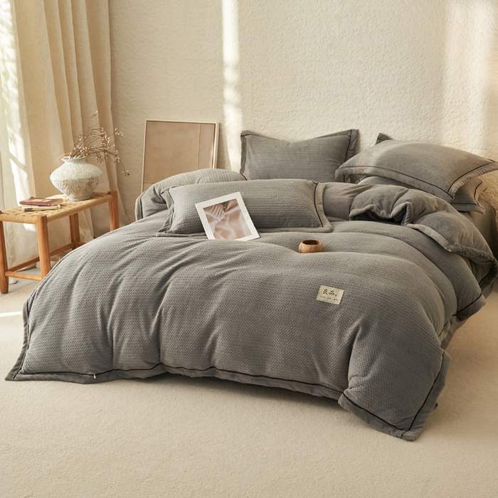 91家纺网 家纺一手货源 找家纺 早晨家纺 2025新款青沐款牛奶绒提花四件套 青沐-浅灰