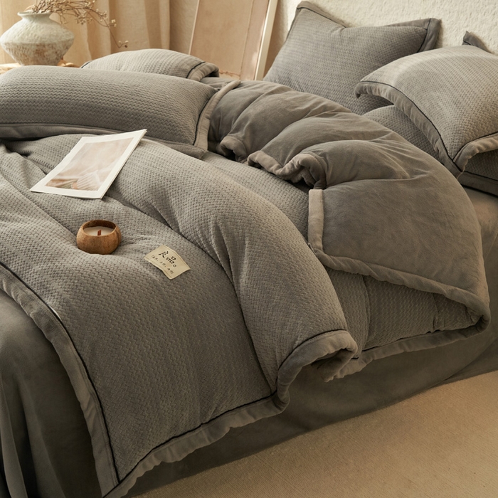 91家纺网 家纺一手货源 找家纺 早晨家纺 2025新款青沐款牛奶绒提花四件套 青沐-浅灰