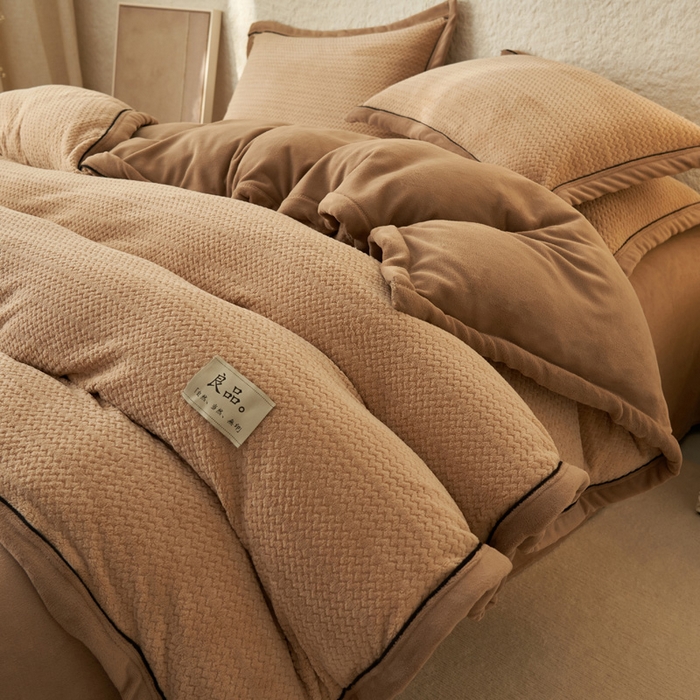 91家纺网 家纺一手货源 找家纺 早晨家纺 2025新款青沐款牛奶绒提花四件套 青沐-米驼