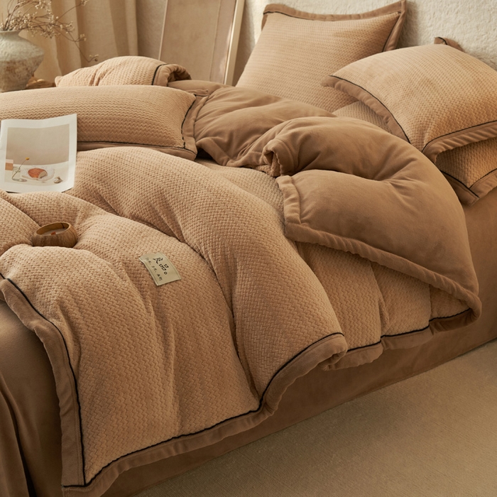 91家纺网 家纺一手货源 找家纺 早晨家纺 2025新款青沐款牛奶绒提花四件套 青沐-米驼