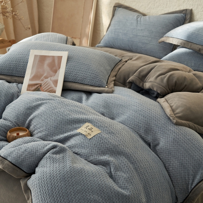 91家纺网 家纺一手货源 找家纺 早晨家纺 2025新款青沐款牛奶绒提花四件套 青沐-宾利蓝