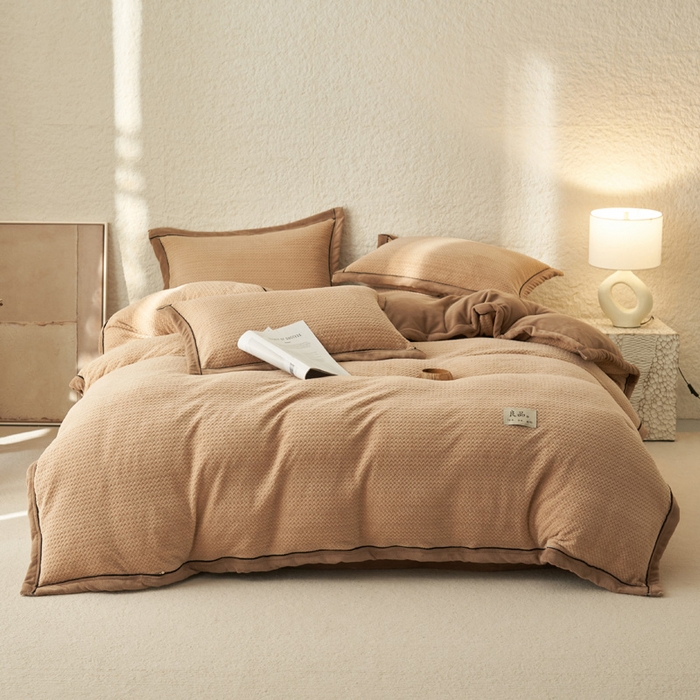 91家纺网 家纺一手货源 找家纺 早晨家纺 2025新款青沐款牛奶绒提花四件套 青沐-米驼