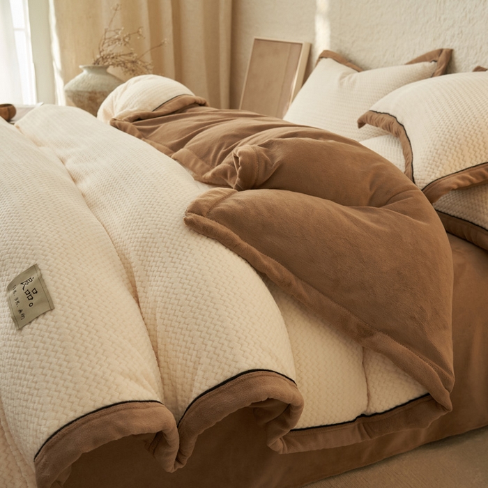 91家纺网 家纺一手货源 找家纺 早晨家纺 2025新款青沐款牛奶绒提花四件套 青沐-奶昔白