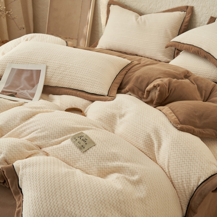 91家纺网 家纺一手货源 找家纺 早晨家纺 2025新款青沐款牛奶绒提花四件套 青沐-奶昔白