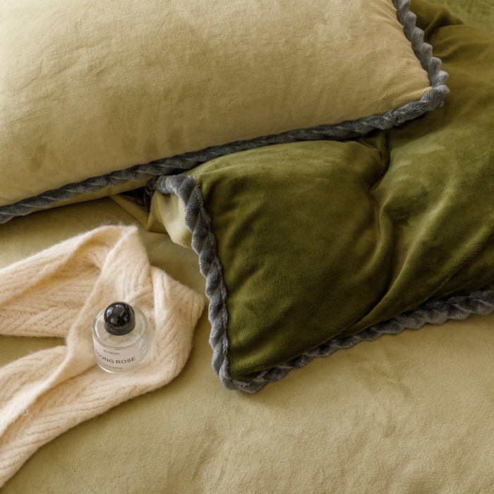 91家纺网 家纺一手货源 找家纺 早晨家纺 2025新款牛奶绒双拼四件套 双拼浅水绿+橄榄绿