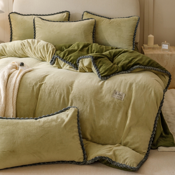 91家纺网 家纺一手货源 找家纺 早晨家纺 2025新款牛奶绒双拼四件套 双拼浅水绿+橄榄绿