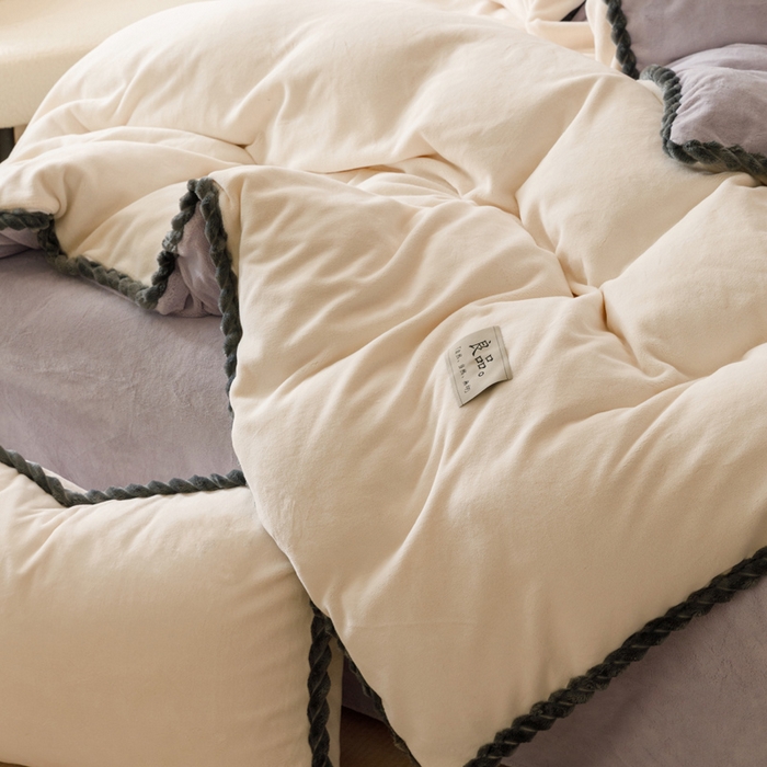 91家纺网 家纺一手货源 找家纺 早晨家纺 2025新款牛奶绒双拼四件套 双拼奶白+浅紫