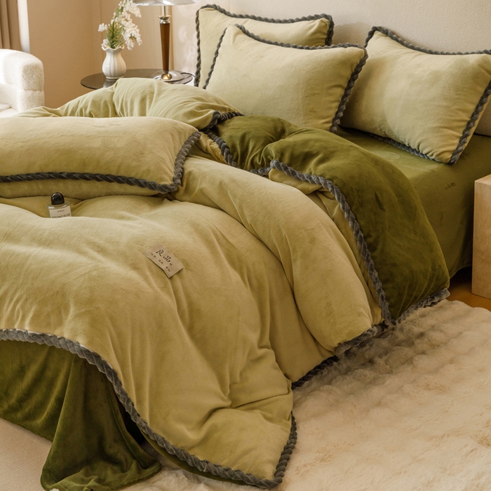 91家纺网 家纺一手货源 找家纺 早晨家纺 2025新款牛奶绒双拼四件套 双拼浅水绿+橄榄绿