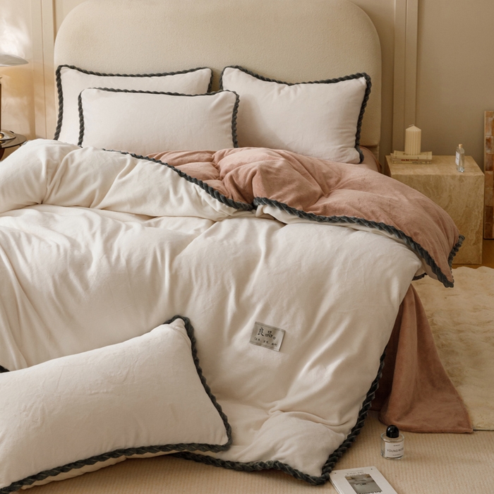 91家纺网 家纺一手货源 找家纺 早晨家纺 2025新款牛奶绒双拼四件套 双拼奶白+奶茶咖