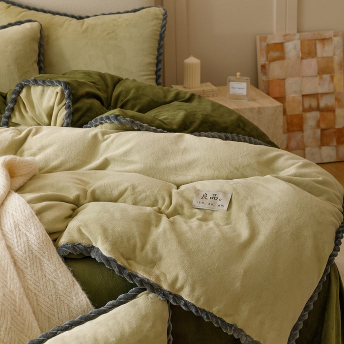 91家纺网 家纺一手货源 找家纺 早晨家纺 2025新款牛奶绒双拼四件套 双拼浅水绿+橄榄绿