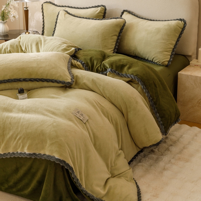 91家纺网 家纺一手货源 找家纺 早晨家纺 2025新款牛奶绒双拼四件套 双拼浅水绿+橄榄绿