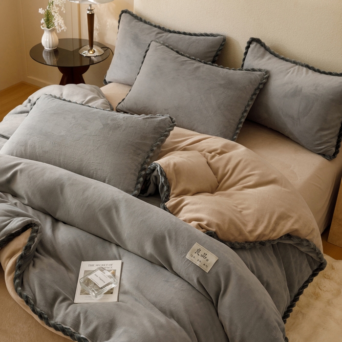 91家纺网 家纺一手货源 找家纺 早晨家纺 2025新款牛奶绒双拼四件套 双拼浅灰+米驼