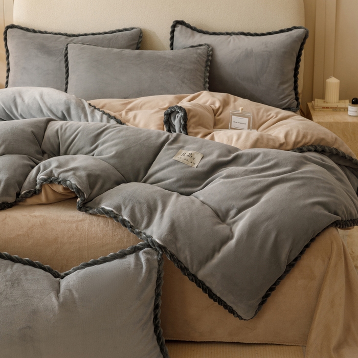 91家纺网 家纺一手货源 找家纺 早晨家纺 2025新款牛奶绒双拼四件套 双拼浅灰+米驼