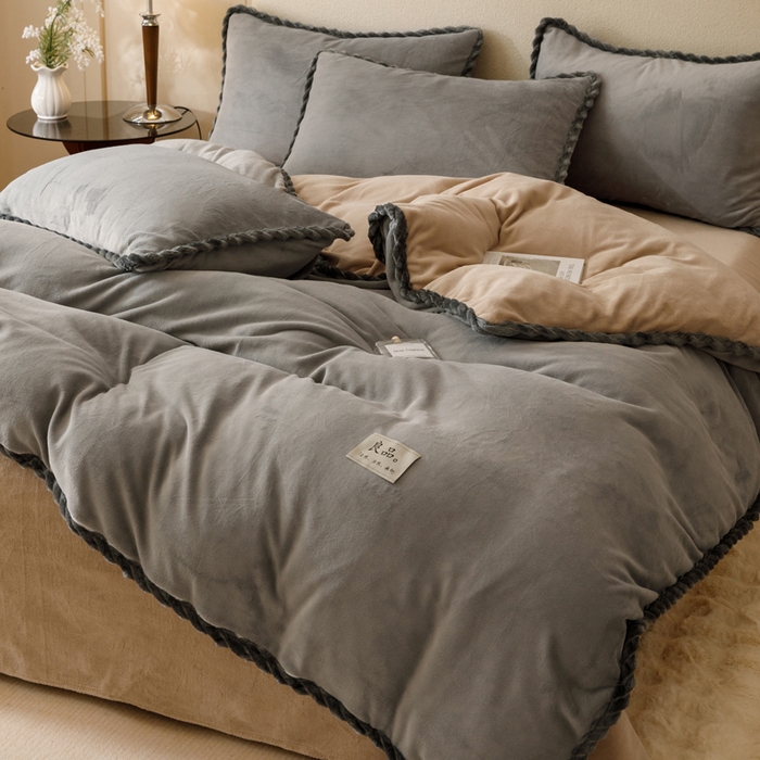 91家纺网 家纺一手货源 找家纺 早晨家纺 2025新款牛奶绒双拼四件套 双拼浅灰+米驼