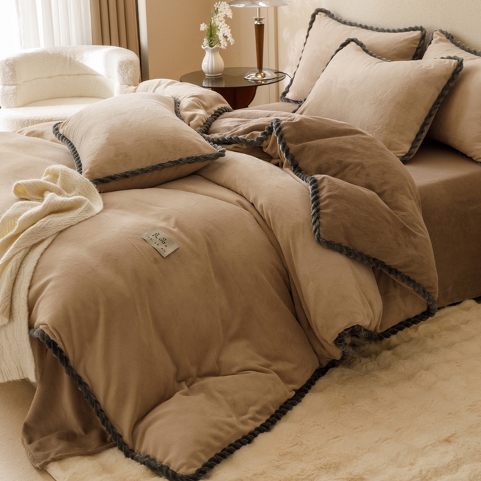 91家纺网 家纺一手货源 找家纺 早晨家纺 2025新款牛奶绒双拼四件套 双拼米驼+奶茶咖