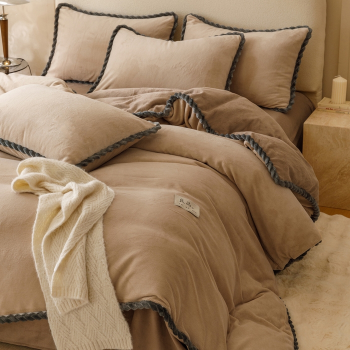 91家纺网 家纺一手货源 找家纺 早晨家纺 2025新款牛奶绒双拼四件套 双拼米驼+奶茶咖