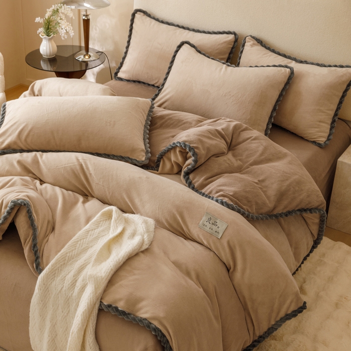 91家纺网 家纺一手货源 找家纺 早晨家纺 2025新款牛奶绒双拼四件套 双拼米驼+奶茶咖