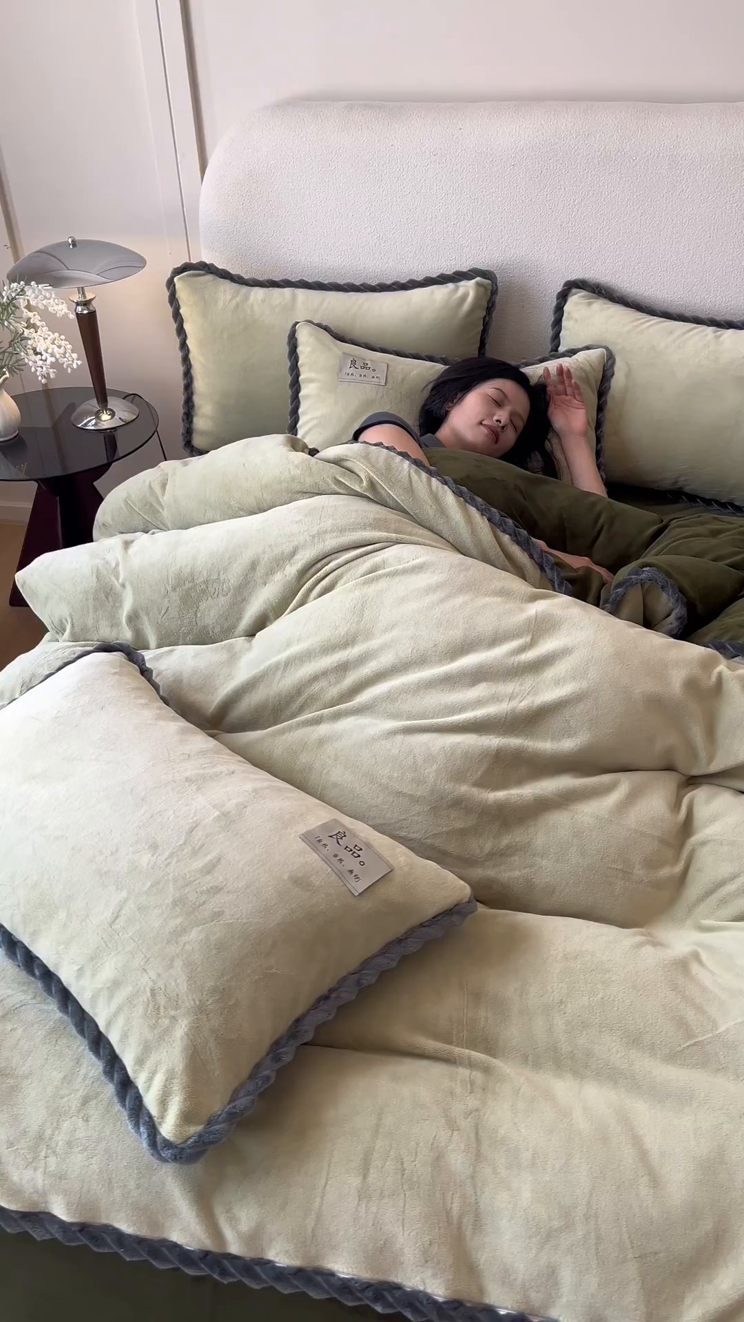 91家纺网 家纺一手货源 找家纺 早晨家纺 2025新款牛奶绒双拼四件套 双拼浅水绿+橄榄绿