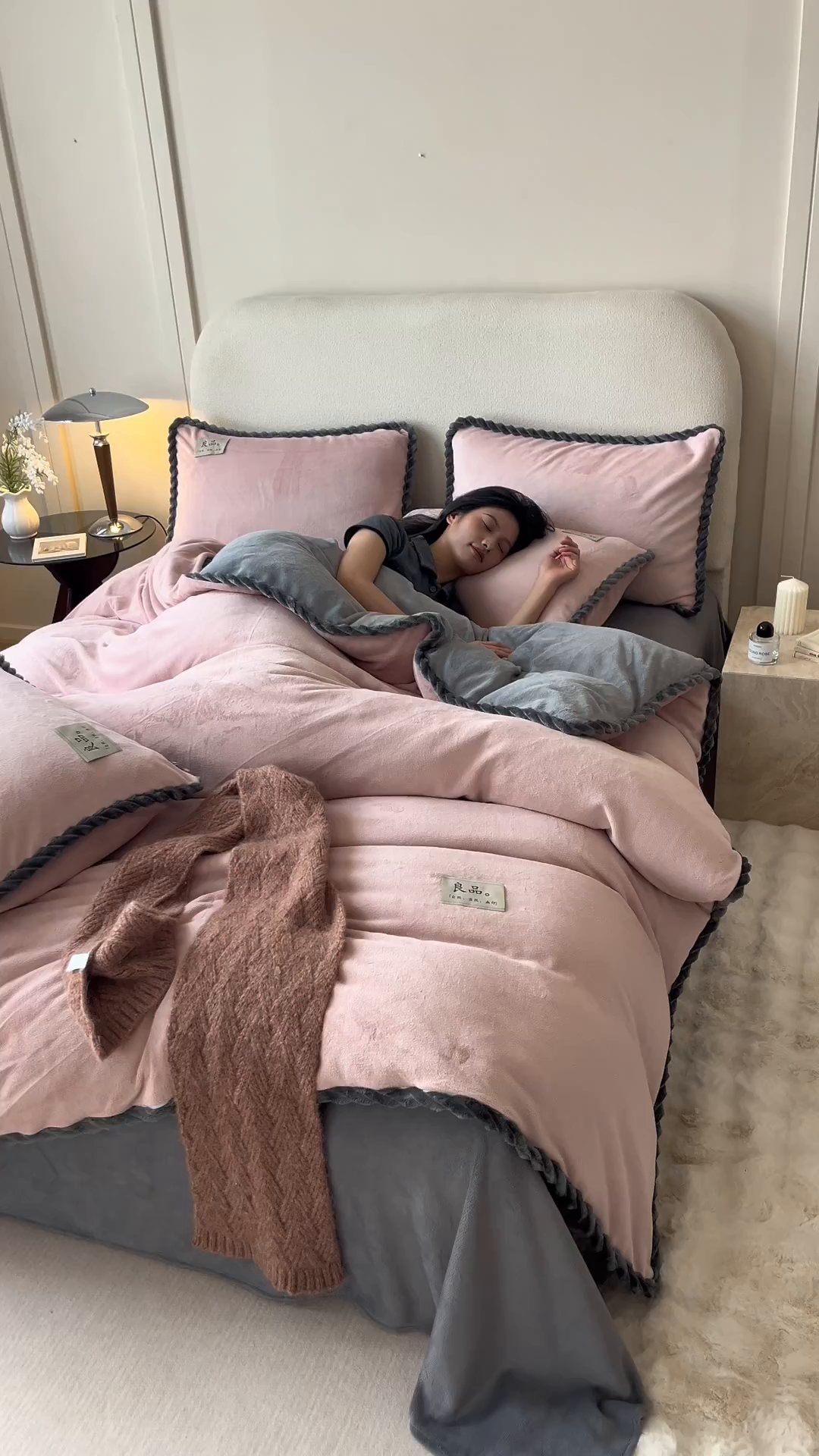 91家纺网 家纺一手货源 找家纺 早晨家纺 2025新款牛奶绒双拼四件套 双拼玉色+浅灰