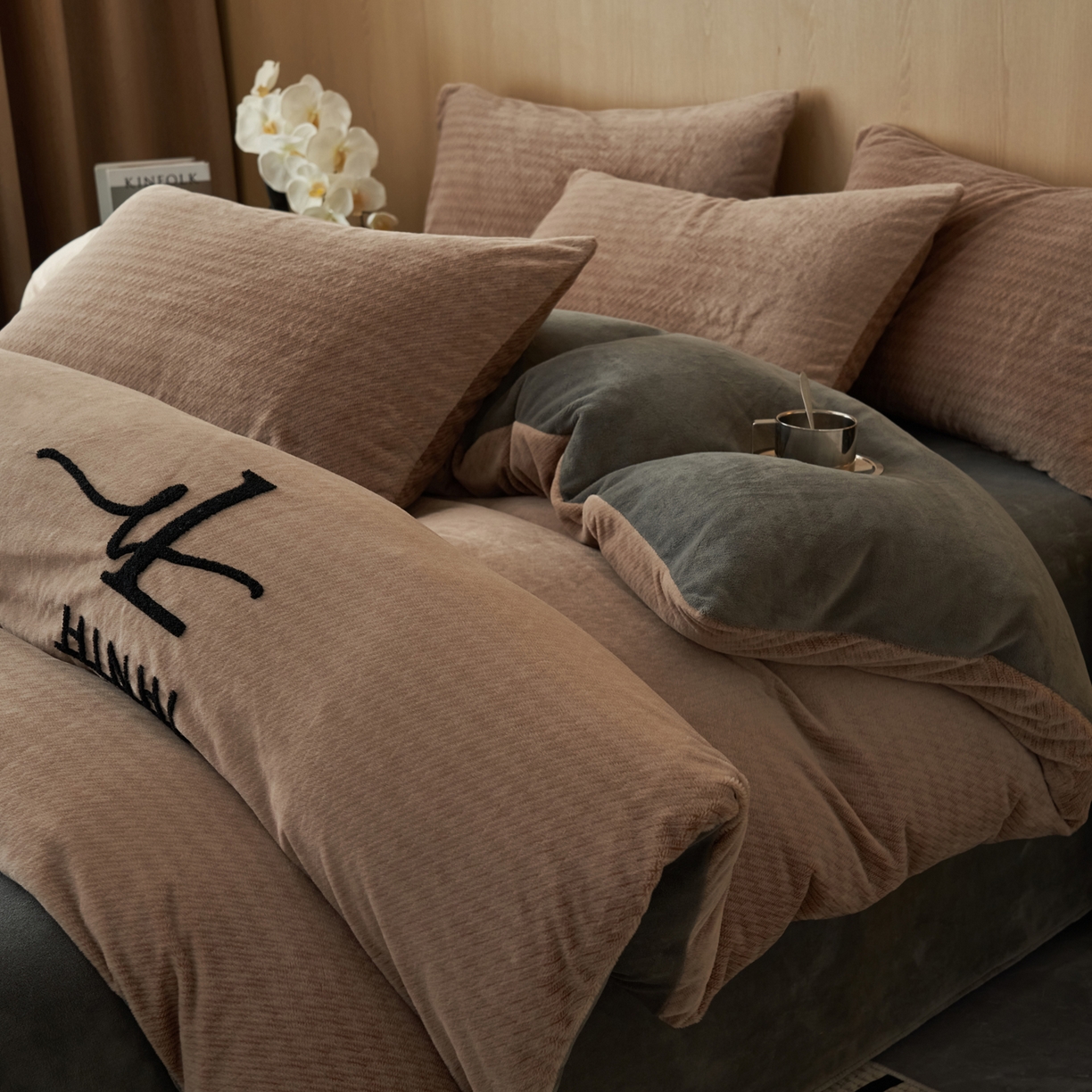 91家纺网 家纺一手货源 找家纺 早晨家纺 2025新款流星款阳离子提花兔毛牛奶绒四件套 流星-奶茶咖