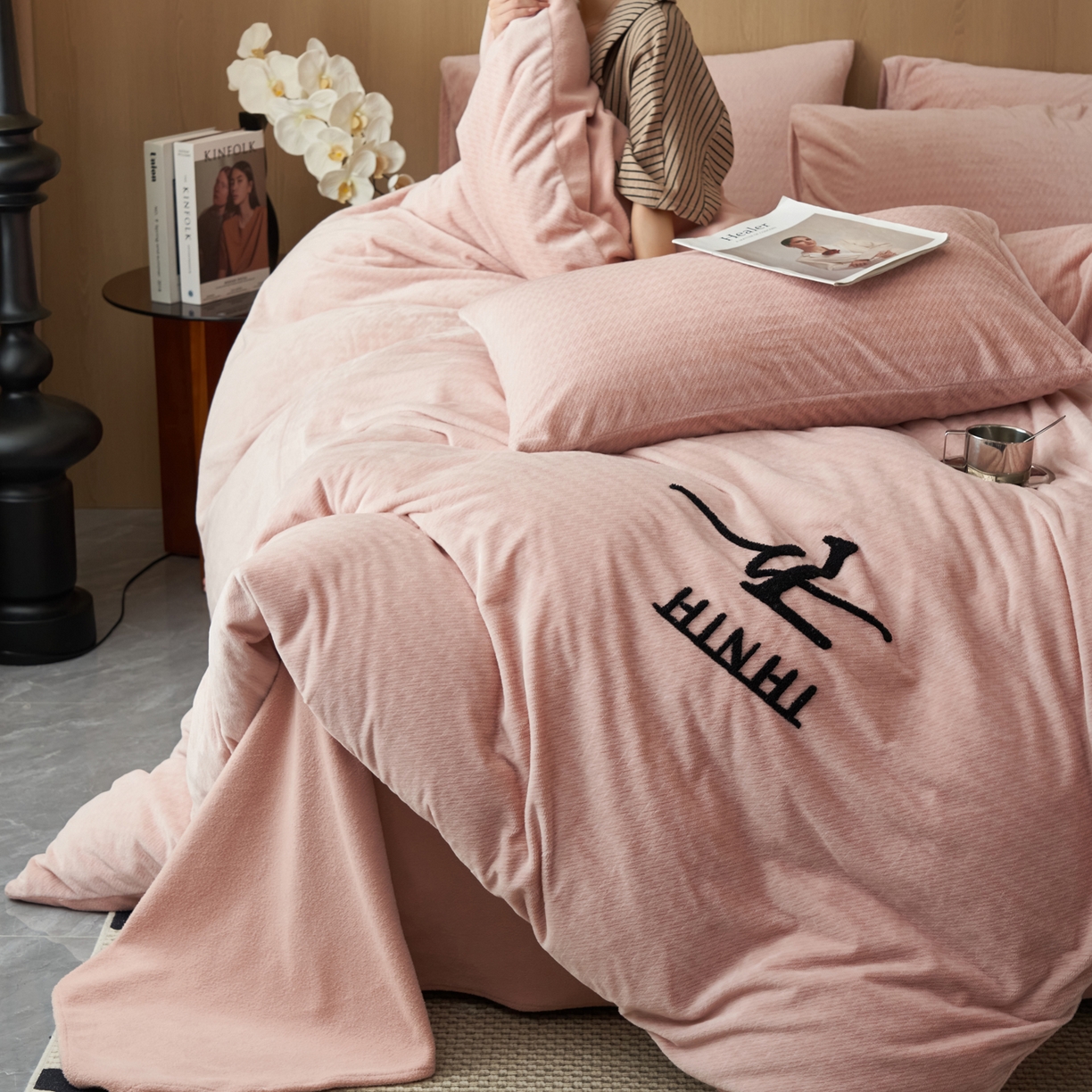 91家纺网 家纺一手货源 找家纺 早晨家纺 2025新款流星款阳离子提花兔毛牛奶绒四件套 流星-豆沙