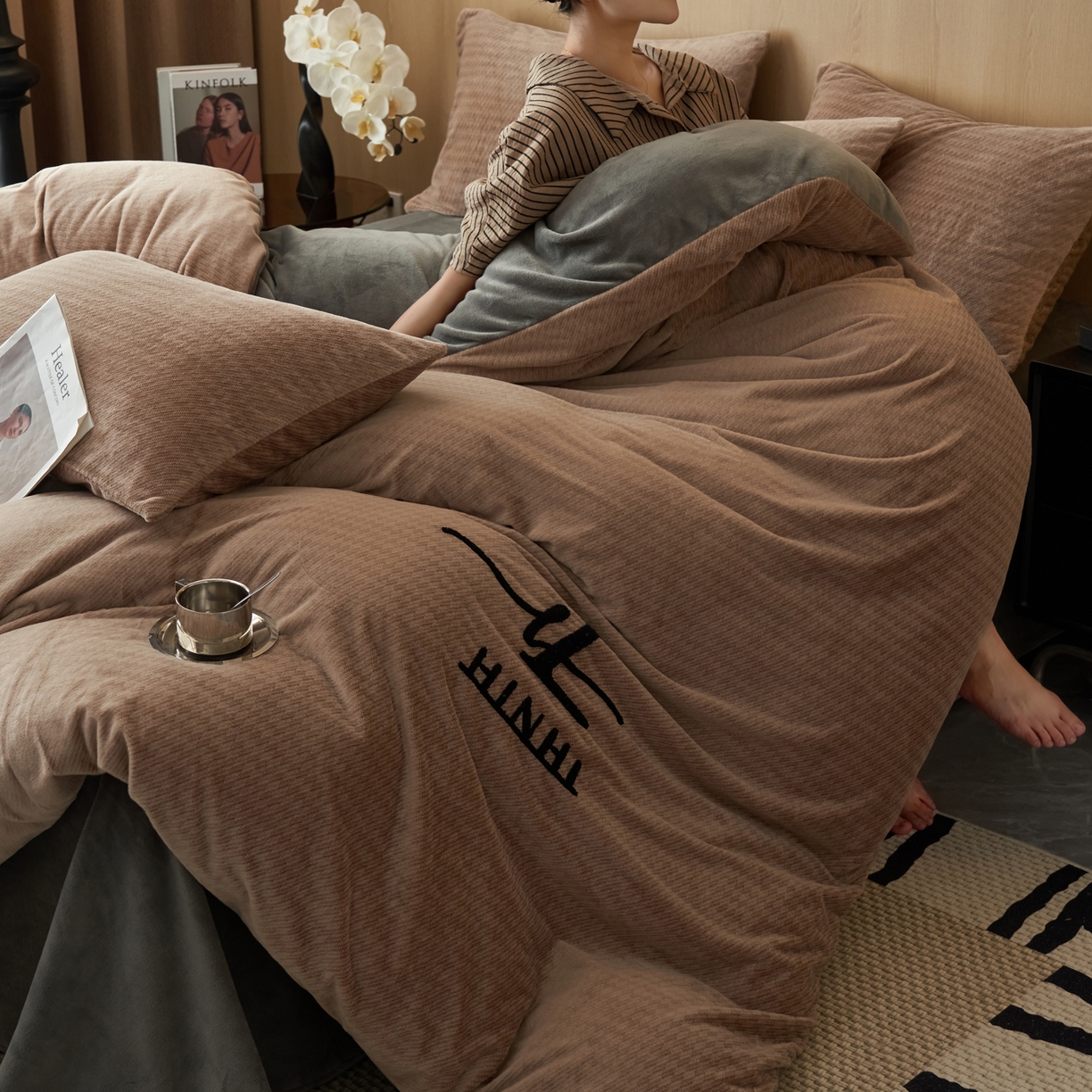 91家纺网 家纺一手货源 找家纺 早晨家纺 2025新款流星款阳离子提花兔毛牛奶绒四件套 流星-奶茶咖