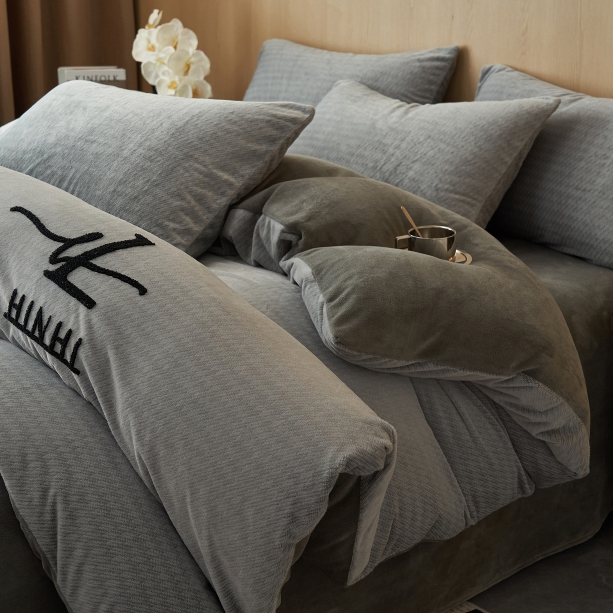 91家纺网 家纺一手货源 找家纺 早晨家纺 2025新款流星款阳离子提花兔毛牛奶绒四件套 流星-银灰