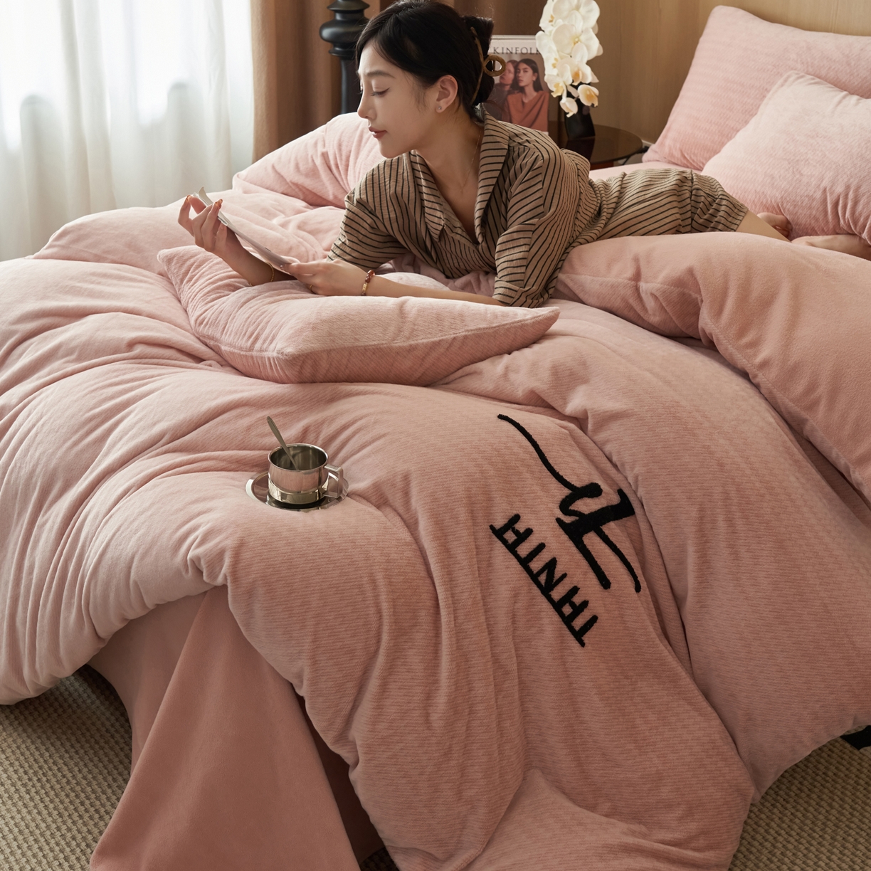 91家纺网 家纺一手货源 找家纺 早晨家纺 2025新款流星款阳离子提花兔毛牛奶绒四件套 流星-豆沙