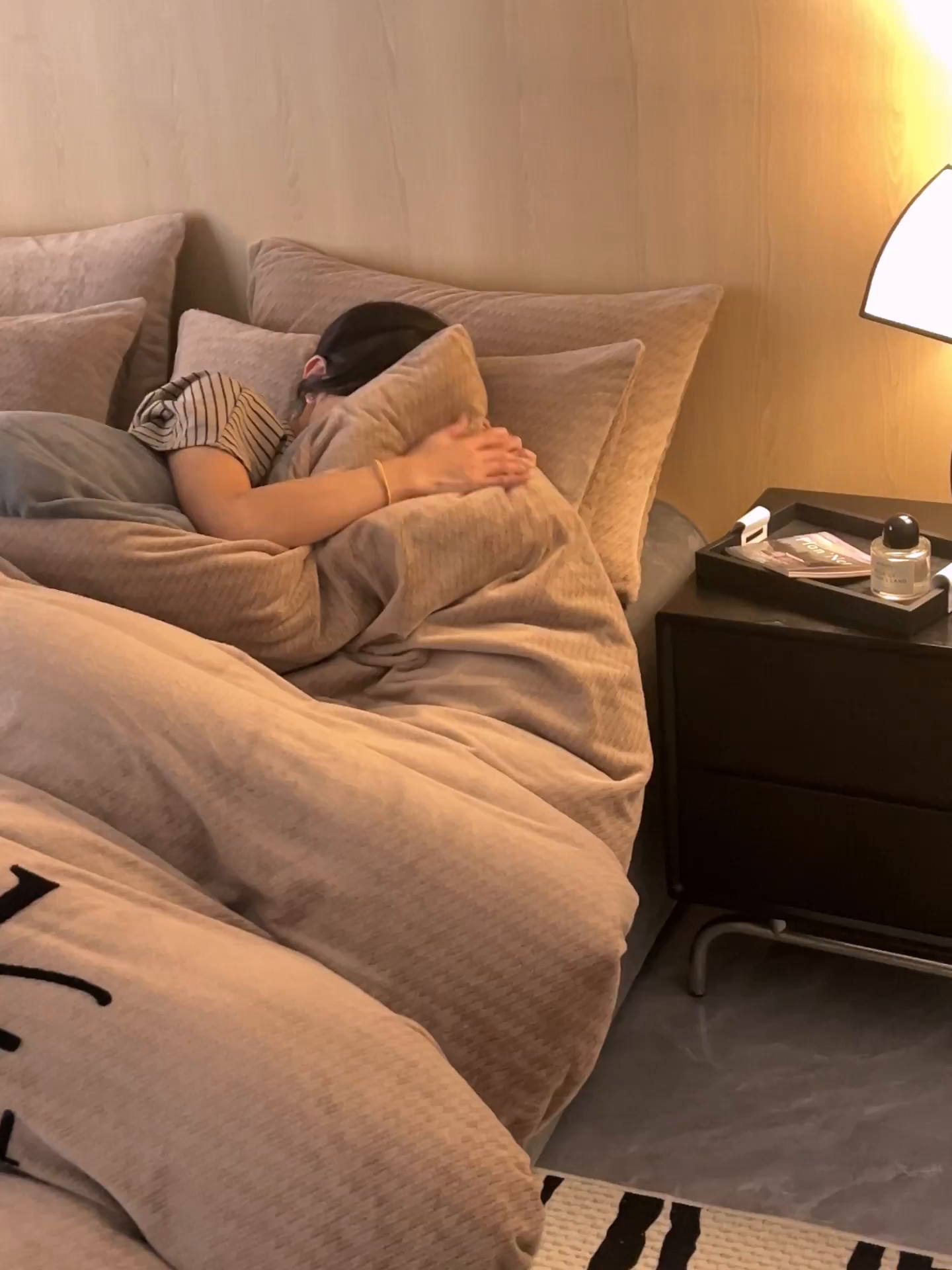 91家纺网 家纺一手货源 找家纺 早晨家纺 2025新款流星款阳离子提花兔毛牛奶绒四件套 流星-奶茶咖