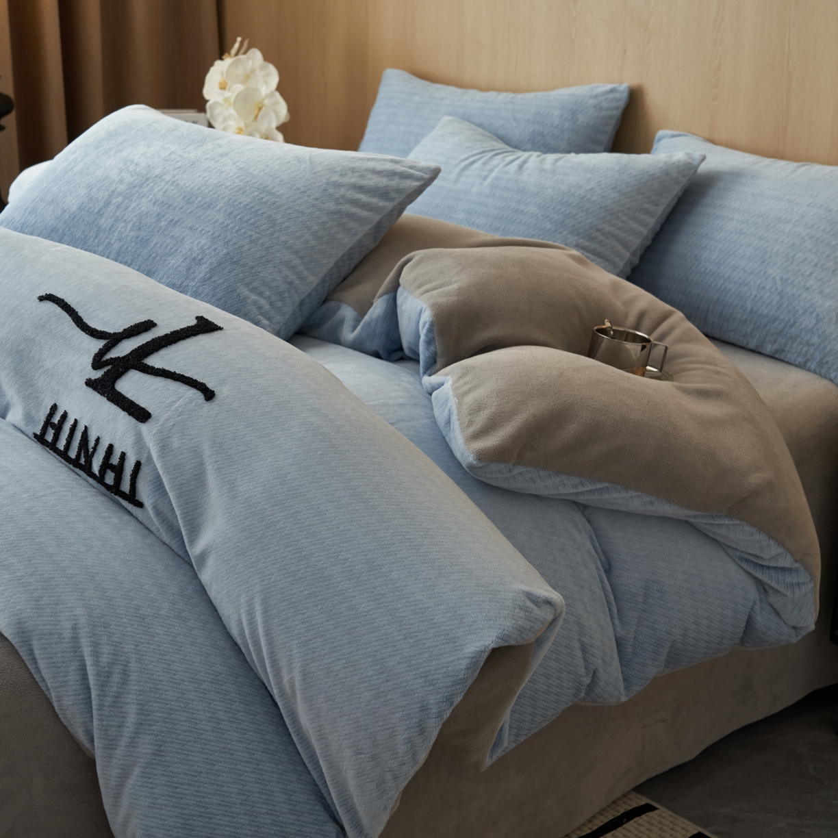 91家纺网 家纺一手货源 找家纺 早晨家纺 2025新款流星款阳离子提花兔毛牛奶绒四件套 流星-雾蓝