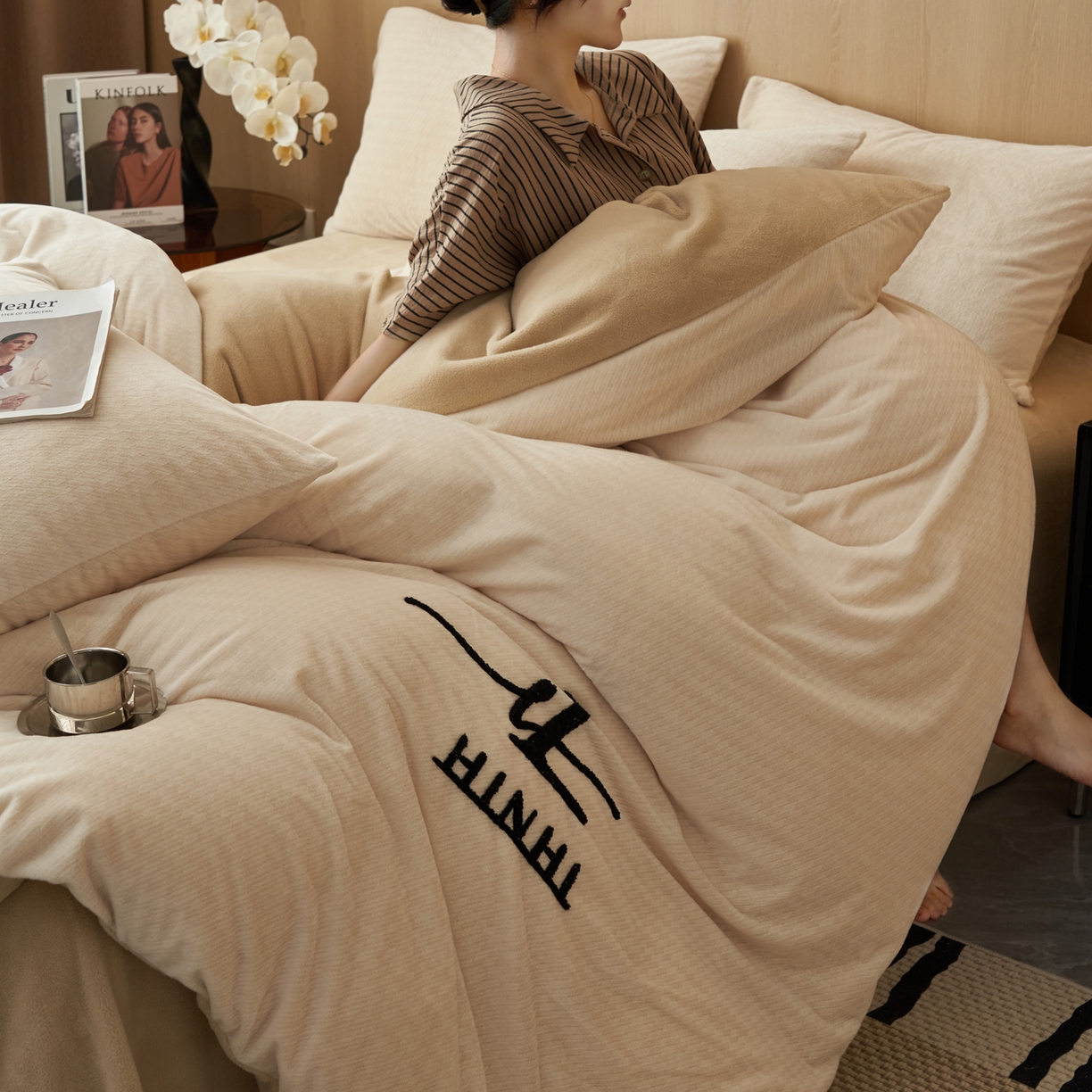 91家纺网 家纺一手货源 找家纺 早晨家纺 2025新款流星款阳离子提花兔毛牛奶绒四件套 流星-奶白