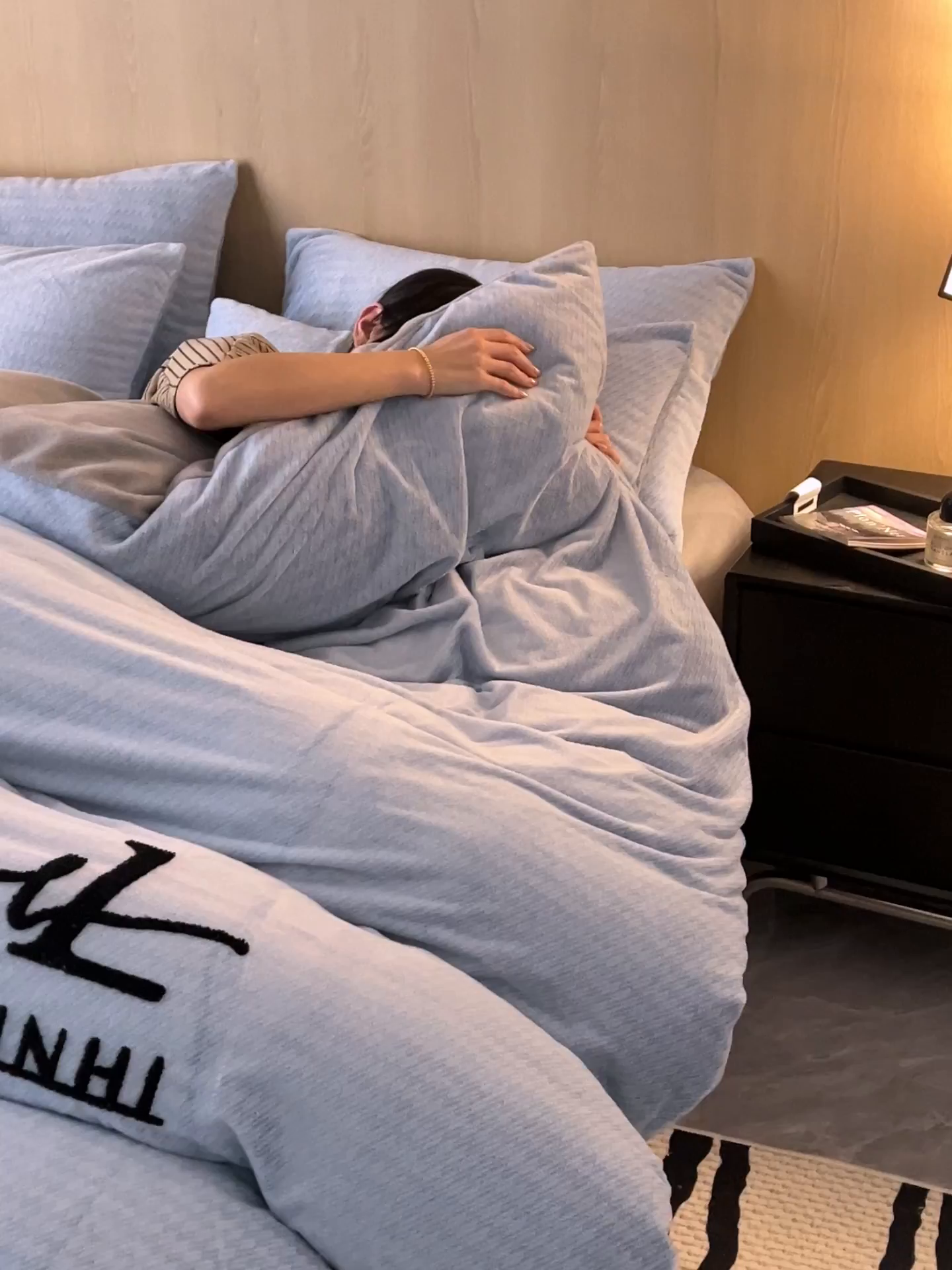 91家纺网 家纺一手货源 找家纺 早晨家纺 2025新款流星款阳离子提花兔毛牛奶绒四件套 流星-雾蓝