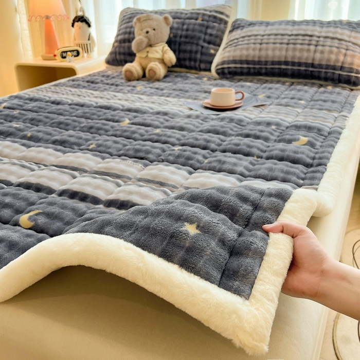 91家纺网 家纺一手货源 找家纺 （总）梵朴 2025新款牛奶绒泡泡兔毛绒床垫学生宿舍床褥子床护垫大床款印花系列