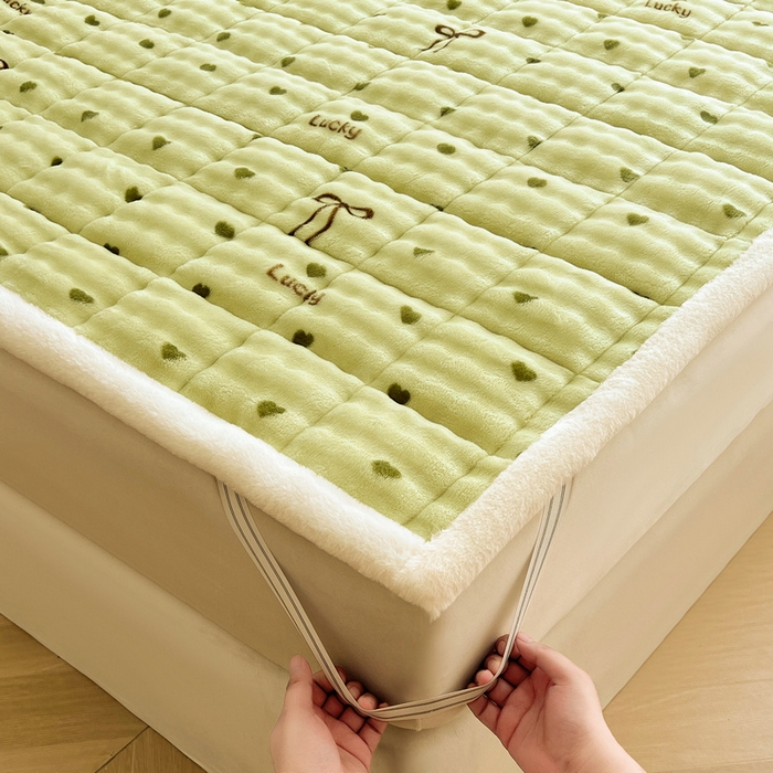91家纺网 家纺一手货源 找家纺 梵朴 2025新款牛奶绒泡泡兔毛绒床垫学生宿舍床褥子床护垫大床款印花系列 爱心蝴蝶结绿