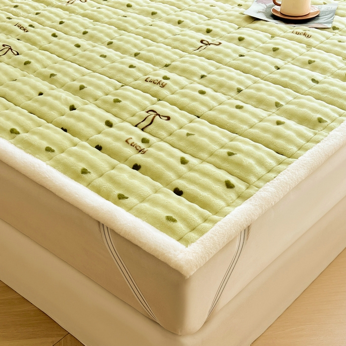91家纺网 家纺一手货源 找家纺 梵朴 2025新款牛奶绒泡泡兔毛绒床垫学生宿舍床褥子床护垫大床款印花系列 爱心蝴蝶结绿