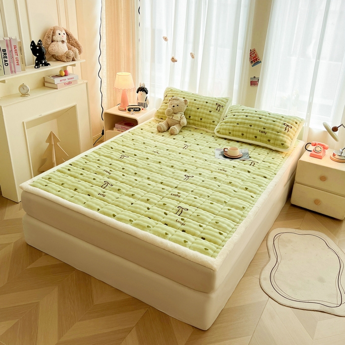 91家纺网 家纺一手货源 找家纺 梵朴 2025新款牛奶绒泡泡兔毛绒床垫学生宿舍床褥子床护垫大床款印花系列 爱心蝴蝶结绿