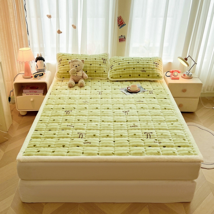91家纺网 家纺一手货源 找家纺 梵朴 2025新款牛奶绒泡泡兔毛绒床垫学生宿舍床褥子床护垫大床款印花系列 爱心蝴蝶结绿