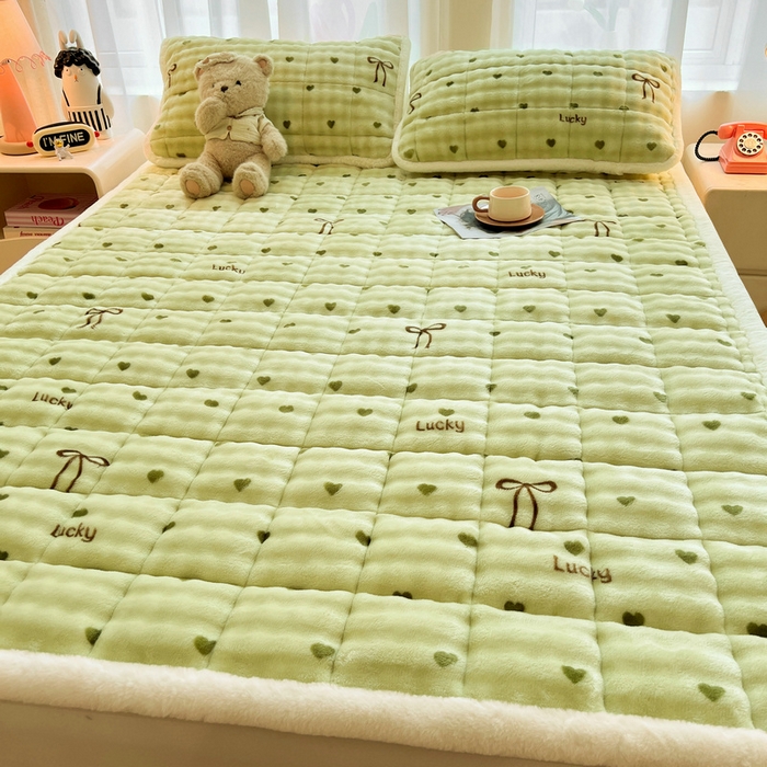 91家纺网 家纺一手货源 找家纺 梵朴 2025新款牛奶绒泡泡兔毛绒床垫学生宿舍床褥子床护垫大床款印花系列 爱心蝴蝶结绿