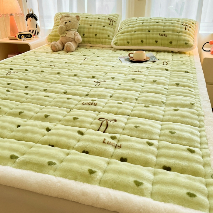 91家纺网 家纺一手货源 找家纺 梵朴 2025新款牛奶绒泡泡兔毛绒床垫学生宿舍床褥子床护垫大床款印花系列 爱心蝴蝶结绿
