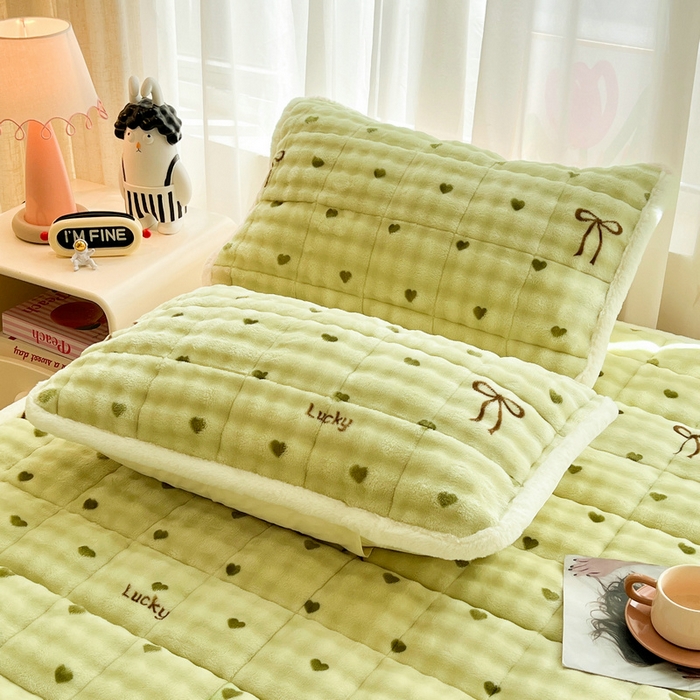 91家纺网 家纺一手货源 找家纺 梵朴 2025新款牛奶绒泡泡兔毛绒床垫学生宿舍床褥子床护垫大床款印花系列 爱心蝴蝶结绿