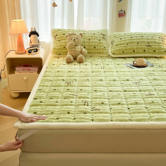 91家纺网 家纺一手货源 找家纺 梵朴 2025新款牛奶绒泡泡兔毛绒床垫学生宿舍床褥子床护垫大床款印花系列 爱心蝴蝶结绿