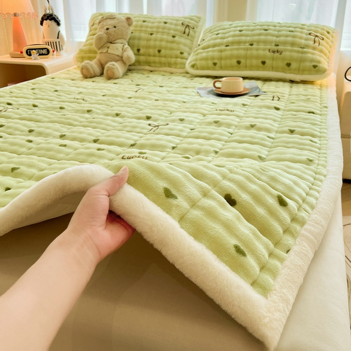 91家纺网 家纺一手货源 找家纺 梵朴 2025新款牛奶绒泡泡兔毛绒床垫学生宿舍床褥子床护垫大床款印花系列 爱心蝴蝶结绿