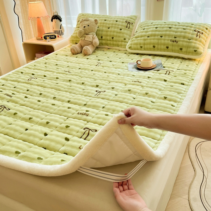 91家纺网 家纺一手货源 找家纺 梵朴 2025新款牛奶绒泡泡兔毛绒床垫学生宿舍床褥子床护垫大床款印花系列 爱心蝴蝶结绿