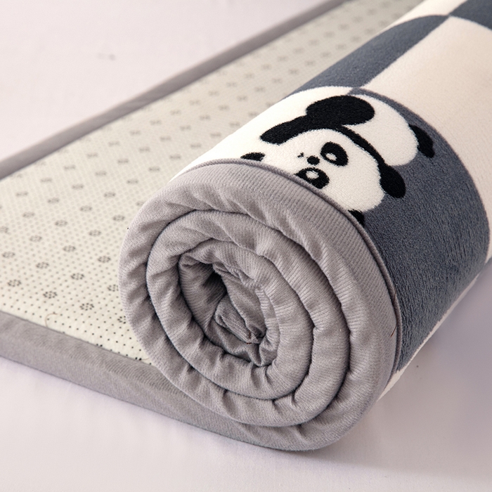 91家纺网 家纺一手货源 找家纺 北辰 2025新款牛奶绒地垫打地铺神器床边垫床垫遮盖物客厅地垫可定制 方格熊猫蓝灰