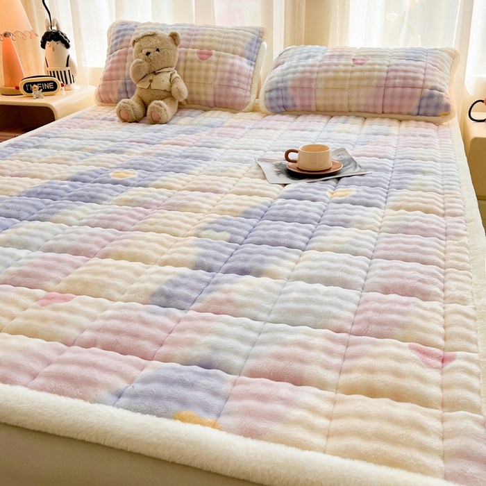 91家纺网 家纺一手货源 找家纺 梵朴 2025新款牛奶绒泡泡兔毛绒床垫学生宿舍床褥子床护垫大床款印花系列 彩虹爱心紫