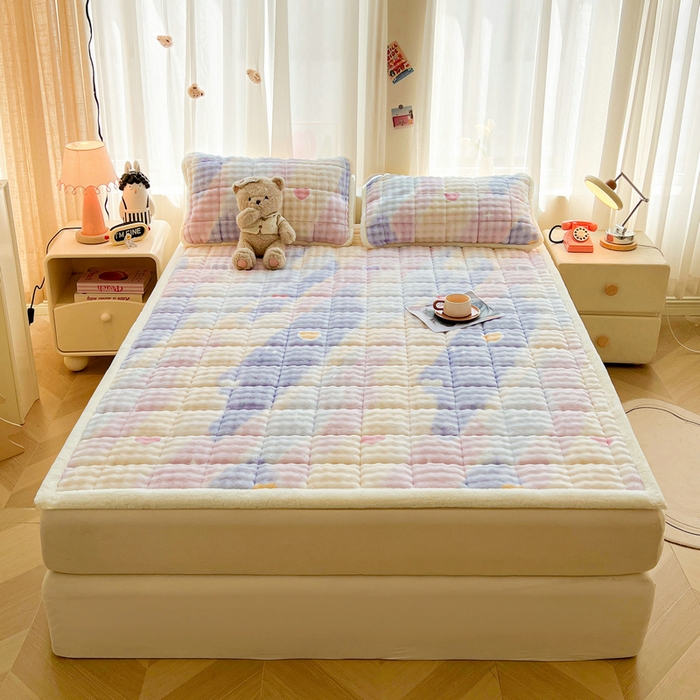 91家纺网 家纺一手货源 找家纺 梵朴 2025新款牛奶绒泡泡兔毛绒床垫学生宿舍床褥子床护垫大床款印花系列 彩虹爱心紫