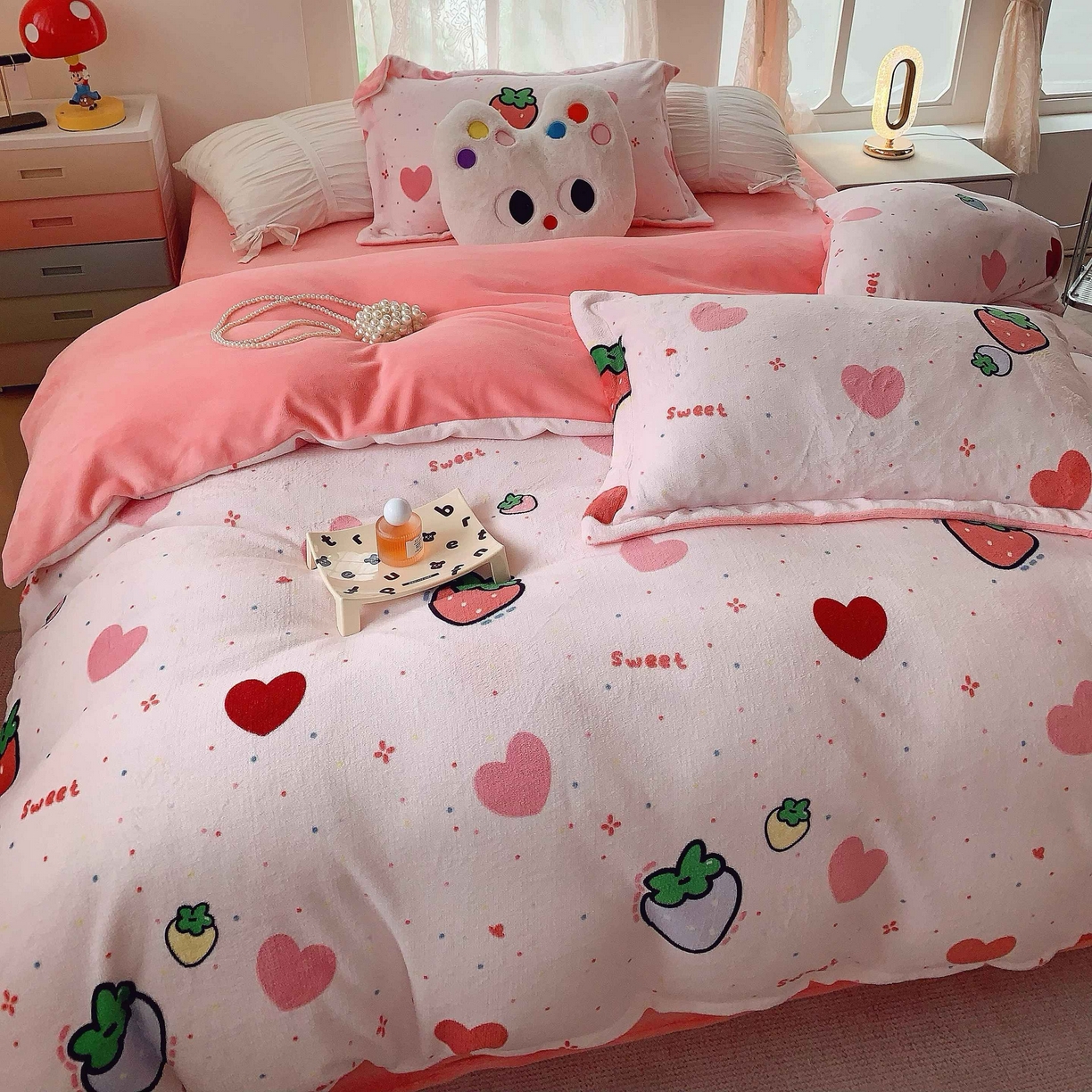 91家纺网 家纺一手货源 找家纺 莱豫家纺 2025新款加厚牛奶绒三件套四件套保暖不静电 爱心草莓