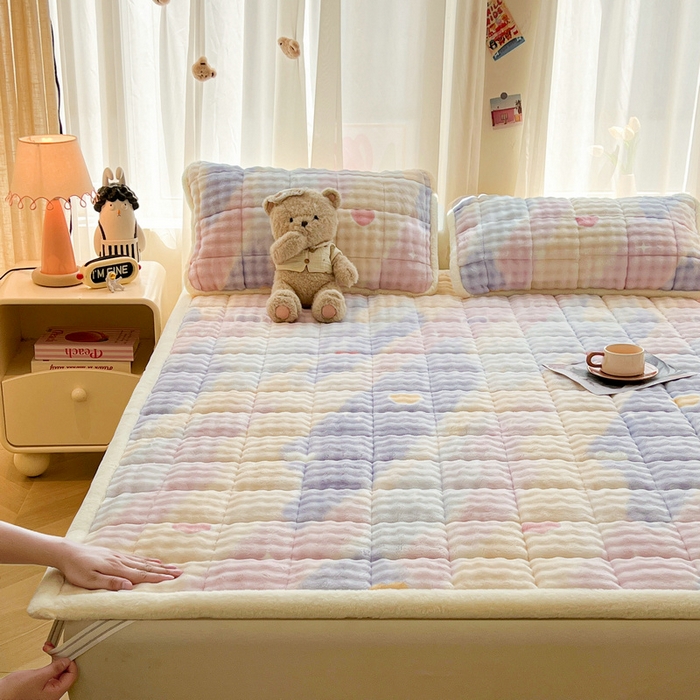 91家纺网 家纺一手货源 找家纺 梵朴 2025新款牛奶绒泡泡兔毛绒床垫学生宿舍床褥子床护垫大床款印花系列 彩虹爱心紫