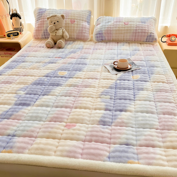 91家纺网 家纺一手货源 找家纺 梵朴 2025新款牛奶绒泡泡兔毛绒床垫学生宿舍床褥子床护垫大床款印花系列 彩虹爱心紫